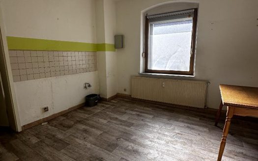 Die Gelegenheit! Sanierungs-MFH mit großem Grundstück (Stellplätze mgl.)