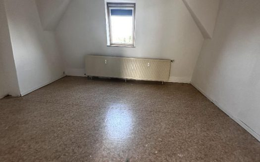 Die Gelegenheit! Sanierungs-MFH mit großem Grundstück (Stellplätze mgl.)