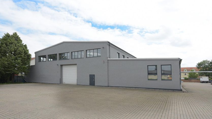 Großes Rolltor, verspiegelte Fenster